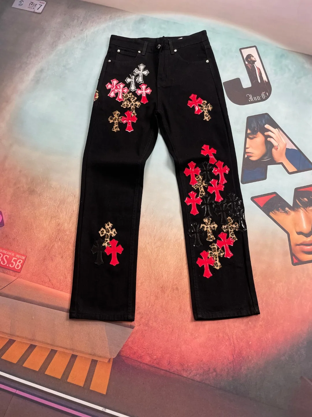 🅿️310 🔘Model No.-KL169 🔘Croxin𝐂𝐡𝐫𝐨𝐦𝐞 𝐇𝐞𝐚𝐫𝐭 CH City Limited Series Leopard Flame Ox King Heavy Industry Jeans* [St. Bart’s City Exclusive] Croxin is a top brand in the fashion world, and these pants are one of the best. It uses the classic Levi's jeans bottom panel, which has been carefully disassembled and spliced. The washed effect is natural, showing a unique retro charm. The pants are based on black and are paired with cross patches with red, silver, and leopard print elements, which have a strong visual impact. These patches are exquisitely crafted and have a luxurious feel. The hardware accessories are ultra-exquisite. The placket buckle is made of silver, hand-polished and painted with distressing liquid. The main buckle has a three-dimensional cross flower shape. The six-pointed star screws and hand-cut leather washers on the back are full of details, which are both beautiful and durable. It is also a limited edition model for the city of St. Barth. The "ST.Barth" letters are uniquely designed and made of overlapping leopard print and patent leather. It is full of three-dimensionality and highly recognizable. The matching suggestions are as follows: Street fashion style: wear a short black leather jacket on the upper body, a black graffiti T-shirt underneath, and black high-top Converse shoes. Wear a black baseball cap, an exaggerated silver metal necklace and a ring, and you will be the focus of fashion when walking on the street. Cool and handsome personality: Wear a red slim-fitting short top and a black loose denim jacket, wear it open. Pair the lower body with these jeans and black thick-soled Martin boots. Wear black sunglasses and a metal bracelet to go to a music festival or party to look cool. Casual fashion style: Choose a white loose sweatshirt, pair with these jeans, and wear white sneakers. Carry a black simple crossbody bag for daily travel, casual and fashionable.  Size: S M L XL (28.30.32.34) Color: Black